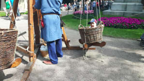 Pikkupoika korikeinussa.