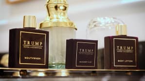 Kylpyhuoneen Trump-tuotteita. Muovipullot olivat halvan oloisia. Washington.