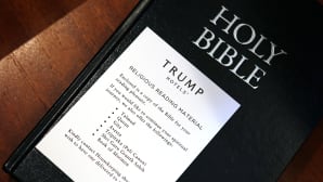 Eri uskontojen pyhät teokset ovat saatavilla Trump Internationalissa.