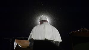 Paavi Franciscus kuvattuna vastavaloon takaapäin.