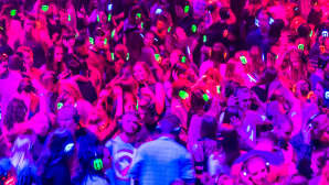 Maailman suurimmassa "äänettömässä" discossa Wroclawissa, Puolassa, tanssijat kuuntelevat musiikkia kuulokkeista. Disco järjestettiin 17. joulukuuta.