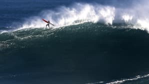 Mies surffaa.
