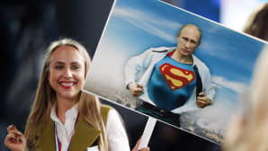 Nainen pitelee kylttiä jossa Putin repii paitansa ja alta paljastuu supermiespuku.