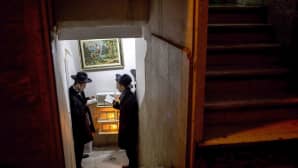 Ultraortodoksijuutalaiset sytyttävät hanukkakynttilät juhliessaan hanukkaa Jerusalemissa.