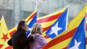 Artur Mas ja Joana Ortega isojen lippujen keskellä