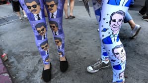 Mielenosoitus tieteen puolesta Los Angelesissa, Kaliforniassa 22. huhtikuuta. Vasemmanpuoleisissa housuissa astrofyysikko Neil deGrasse Tysonin ja oikealla insinööri Bill Nyen kuvia.