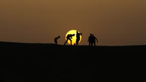 Palestiinalaiset pojat pelasivat jalkapalloa auringonlaskun aikaan Khan Younisin pakolaisleirillä Gazan kaistalla 20. huhtikuuta.