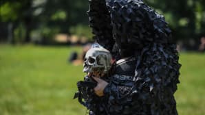 Osallistuja oli pukeutunut goottiasuun "Wave-Gotik-Treffen" -tapahtumassa Leipzigissä, Saksassa 2. kesäkuuta.