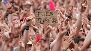 Fuck terrorism -kyltti väkijoukossa.