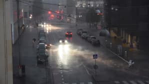 Rankkasade piiskaa Runeberginkatua Helsingissä.
