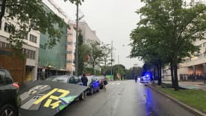 Rakennustyömaan suoja-aita lensi auton päälle Helsingin Pasilassa.