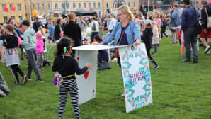 Salaisessa puutarhassa Senaatintorilla sai rakentaa korttitaloja.