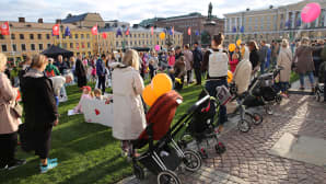 Ihmisiä Salaisessa Puutarhassa Senaatintorilla.