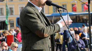 Harri Hertell lausuu runoja.