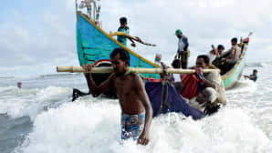Rohingya-pakolaisia ylittämässä rajan yli turvaan Bangladeshiin.