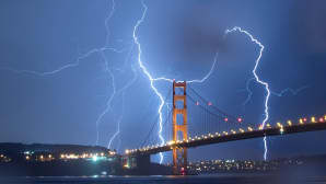 Suuri salama Golden Gate -sillan takana.