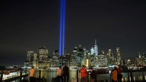 Ihmisiä katsomassa New Yorkin siluettia.