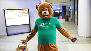 Espoo-maskotti Matinkylän metroasemalla.