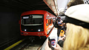 Metro saapuu asemalle.