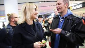 Maria Guzenina ja Jari Sarasvuo matkalla metroon.