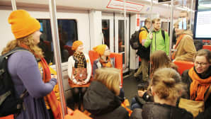 Metromatkustajia.