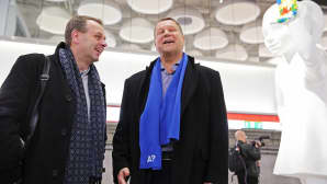 Helsingin pormestari Jan Vapaavuori ja Espoon kaupunginjohtaja Jukka Mäkelä Tapiolan metroasemalla.