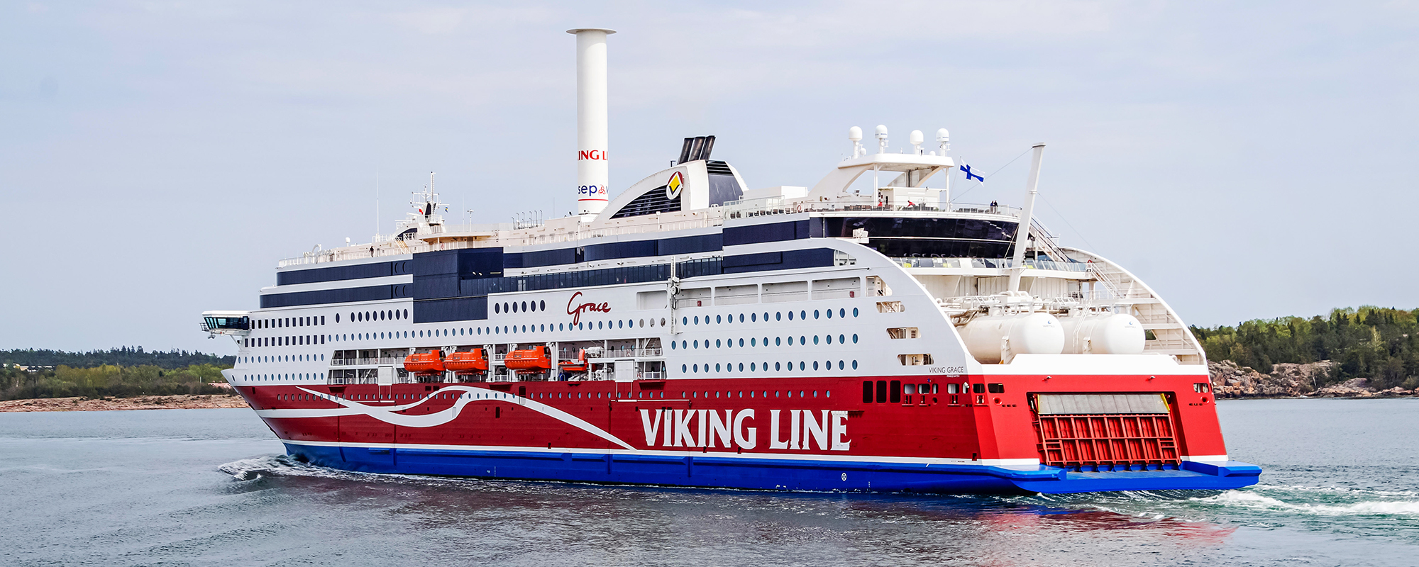 Viking Grace runs aground with 300 passengers