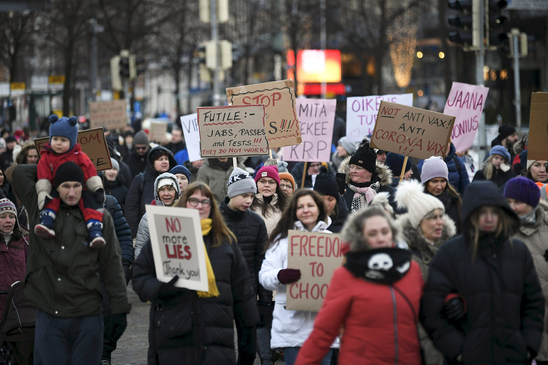 Miles protestan contra las restricciones de Covid en Jyväskylä, Helsinki