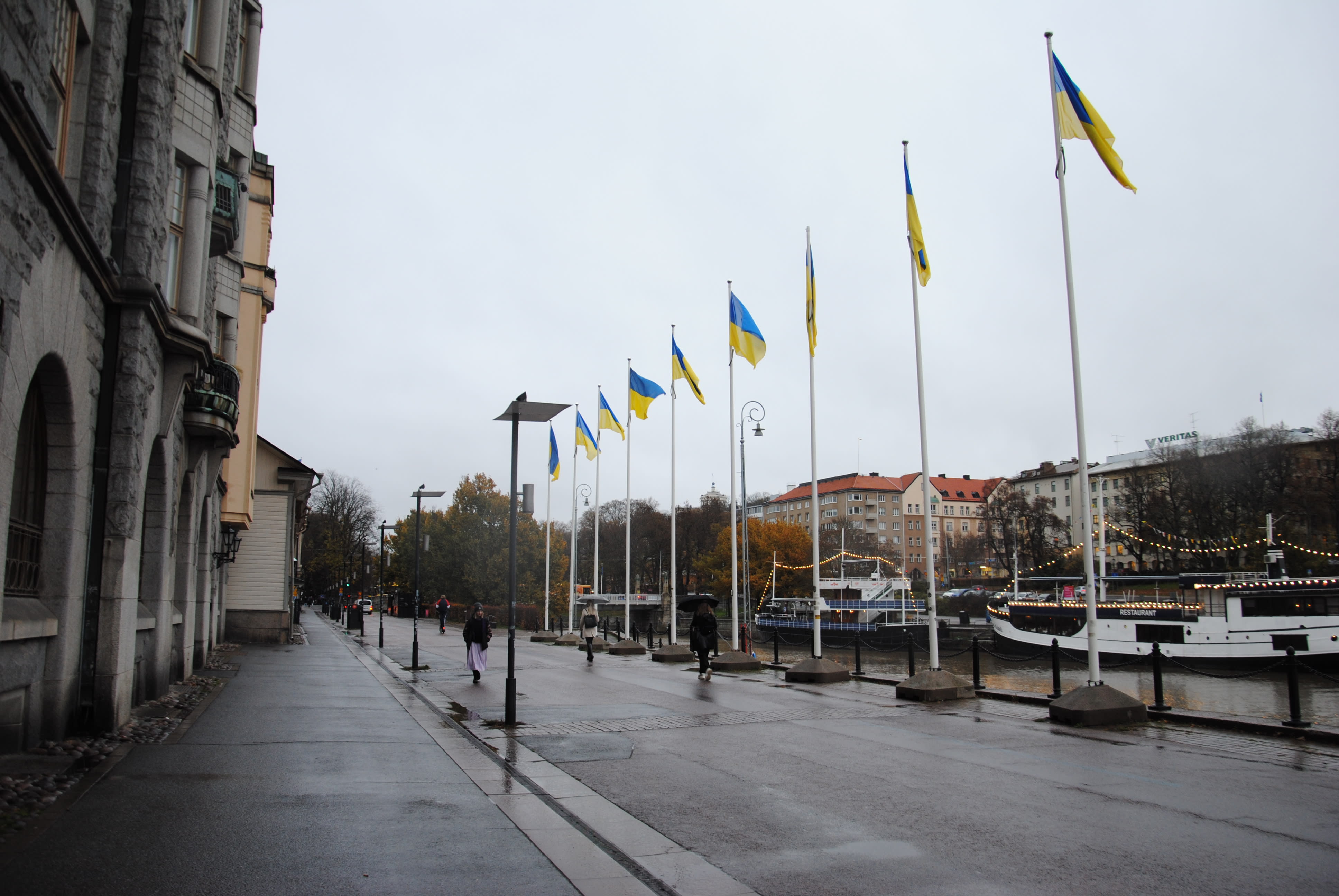Turku zeigt ukrainische Solidarität, indem es neun Flaggen präsentiert