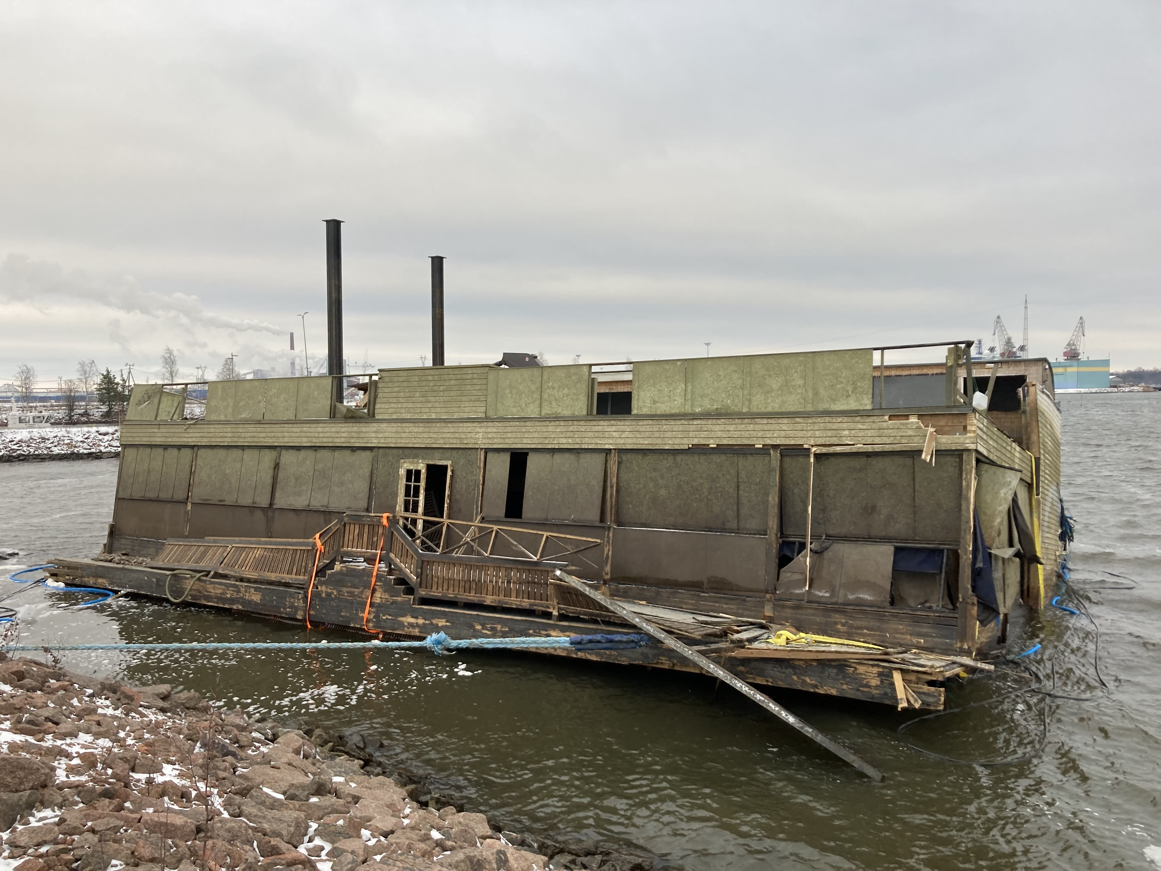 A Finnish city pays 177,000 euros to get a sunken boat bar out of the harbor