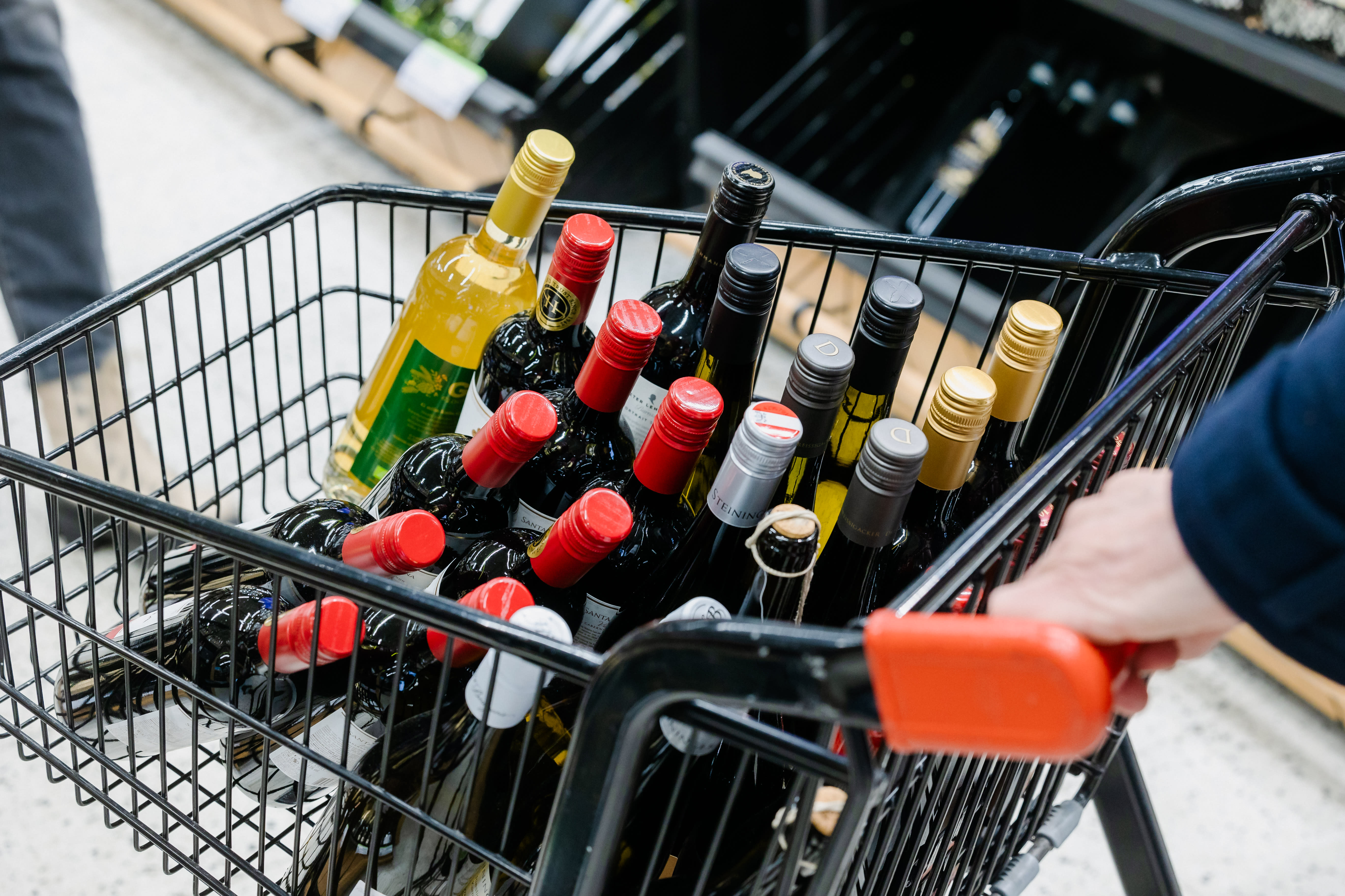 Die Mehrheit der finnischen Abgeordneten unterstützt die Tatsache, dass Lebensmittelgeschäfte Wein verkaufen dürfen