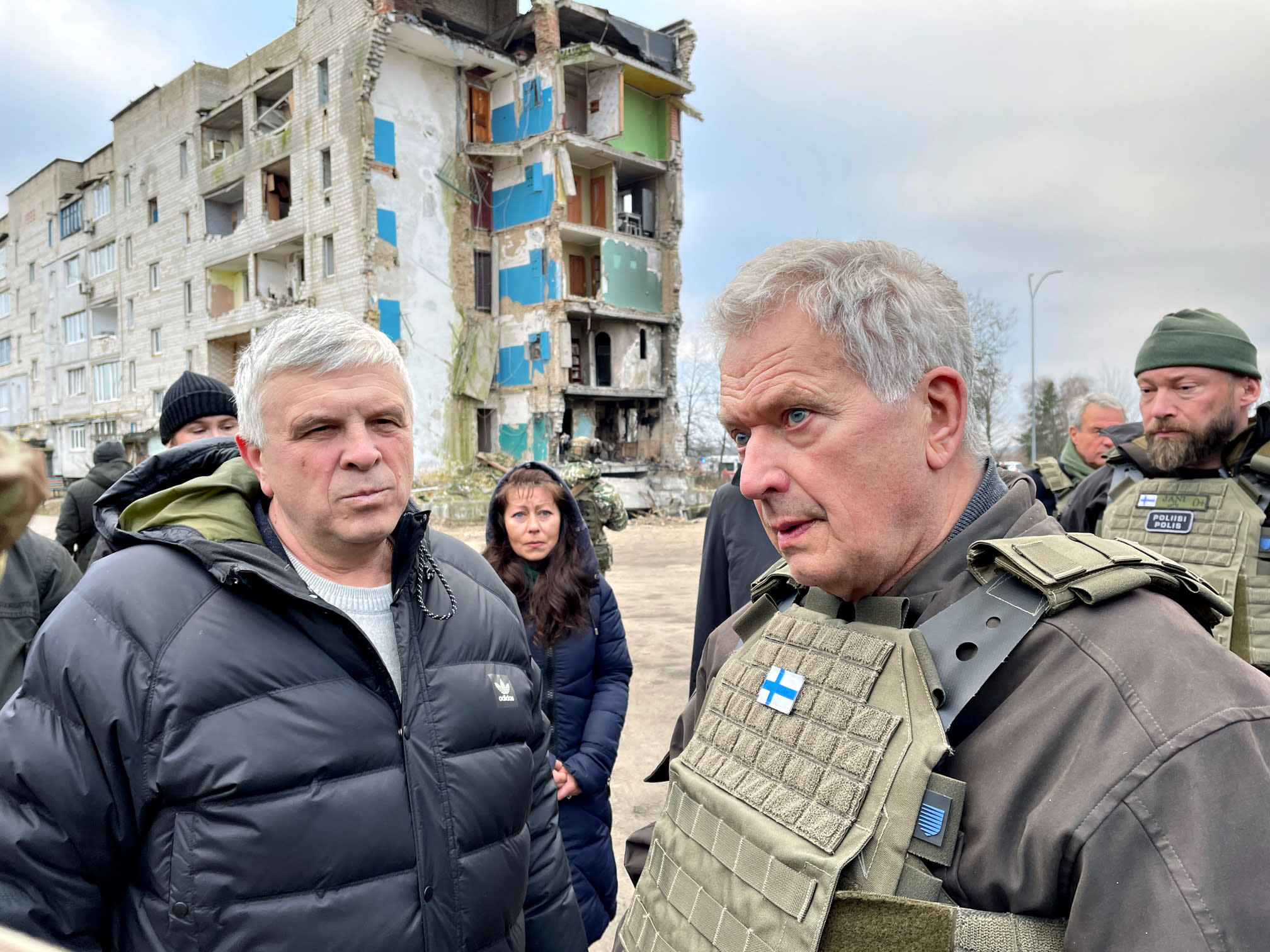 大統領はウクライナでゼレンスキーに会い、破壊された都市を訪問する