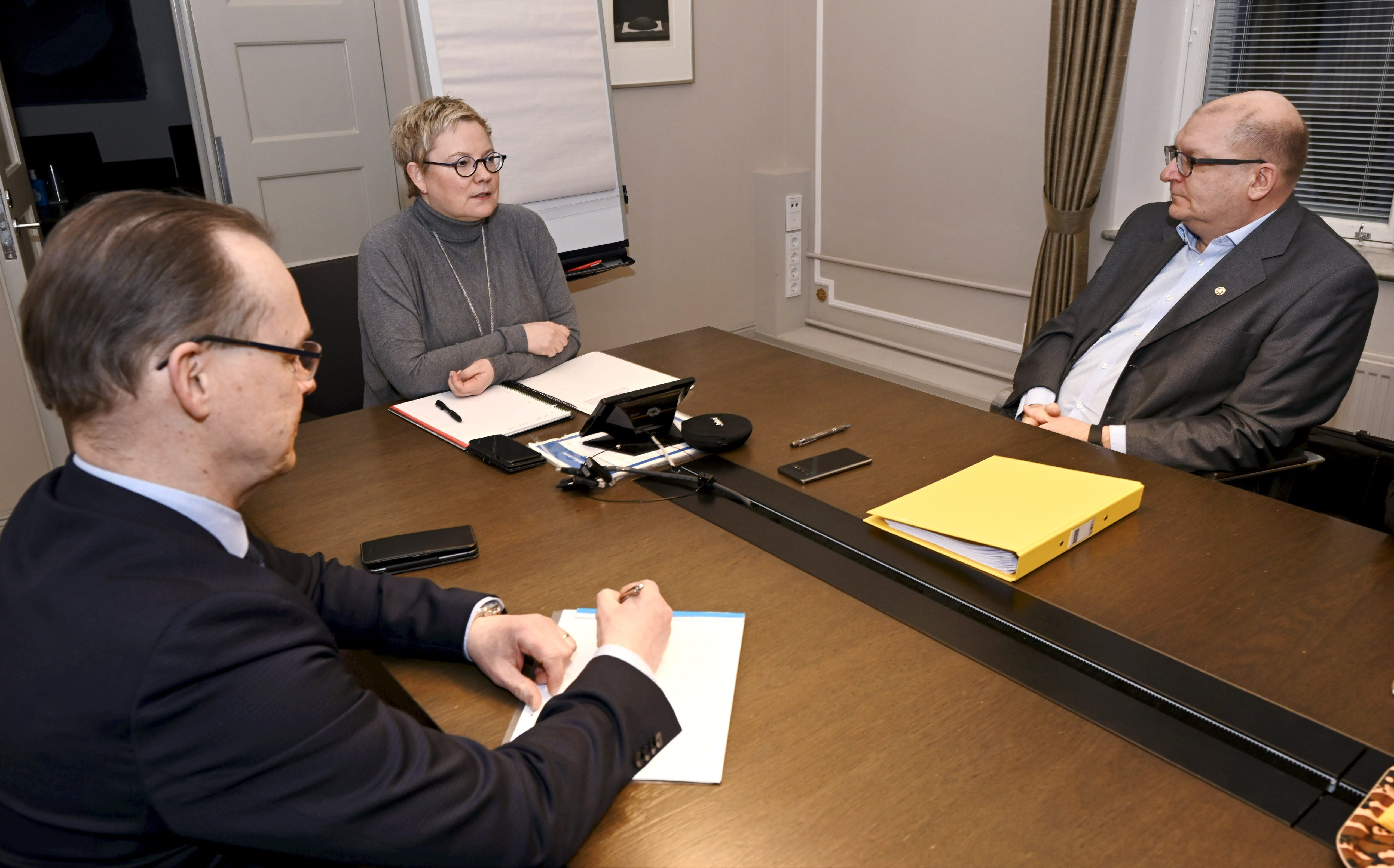 The labor conciliator proposes a solution in industrial wage negotiations