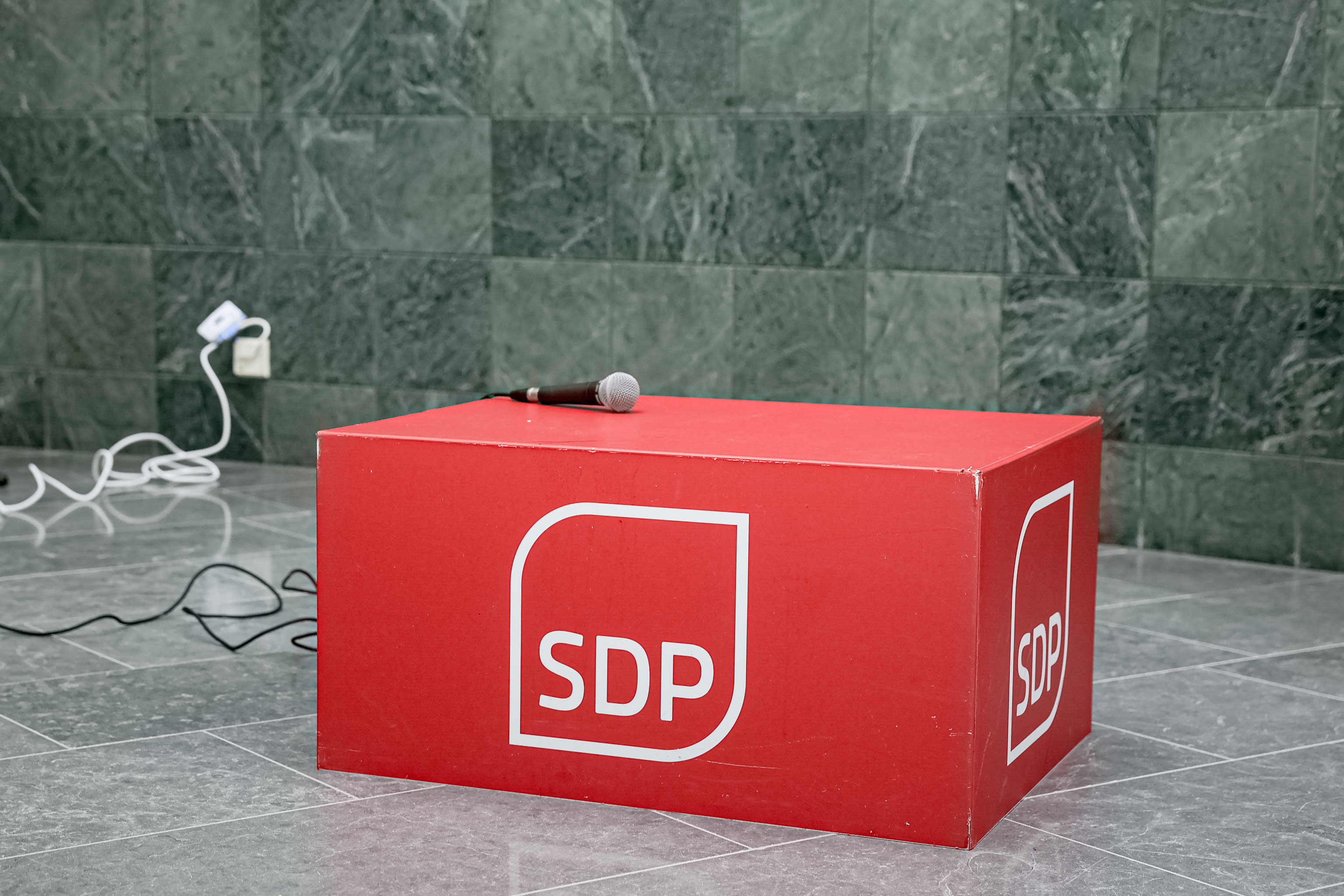 MTV: Няколко жени обвиняват виден съветник на SDP в неподходящо поведение