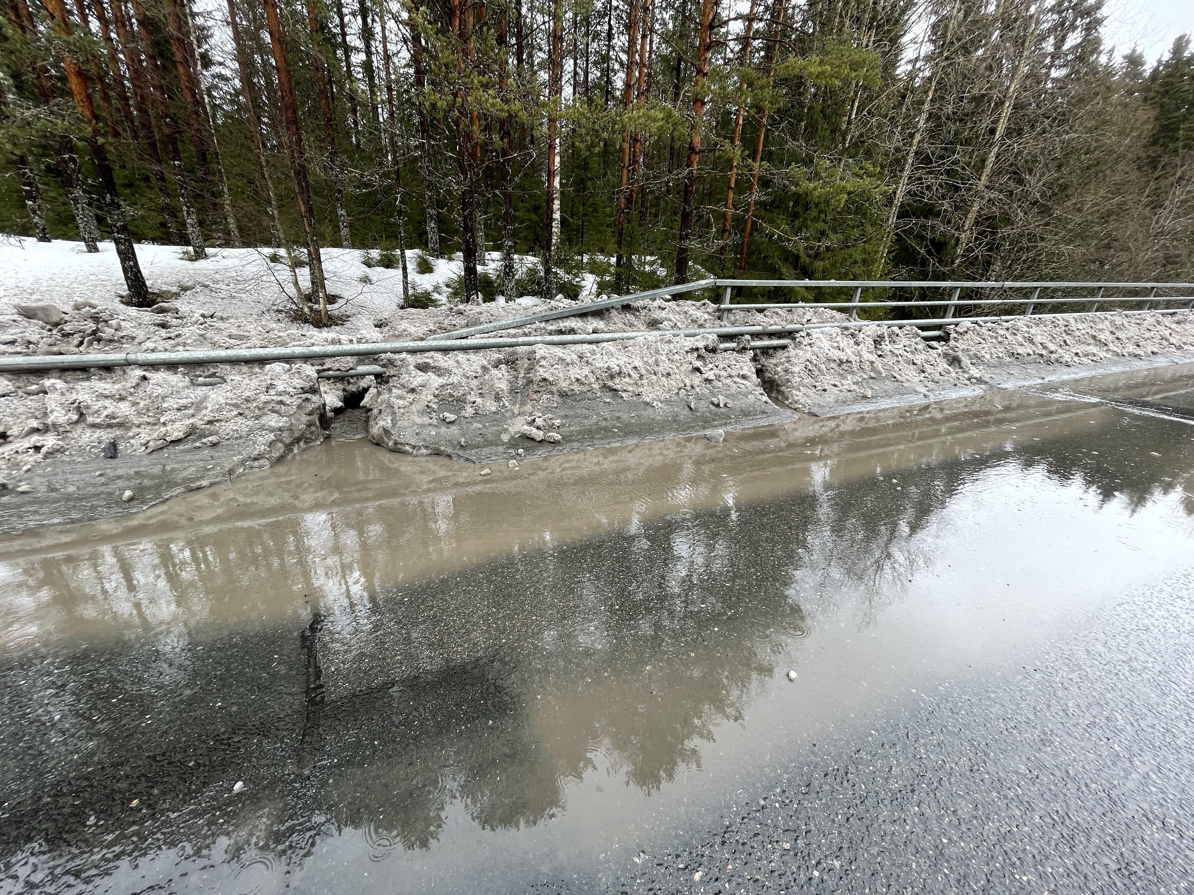 Die Behörden warnen Autofahrer vor der Gefahr der Schneeschmelze auf finnischen Straßen