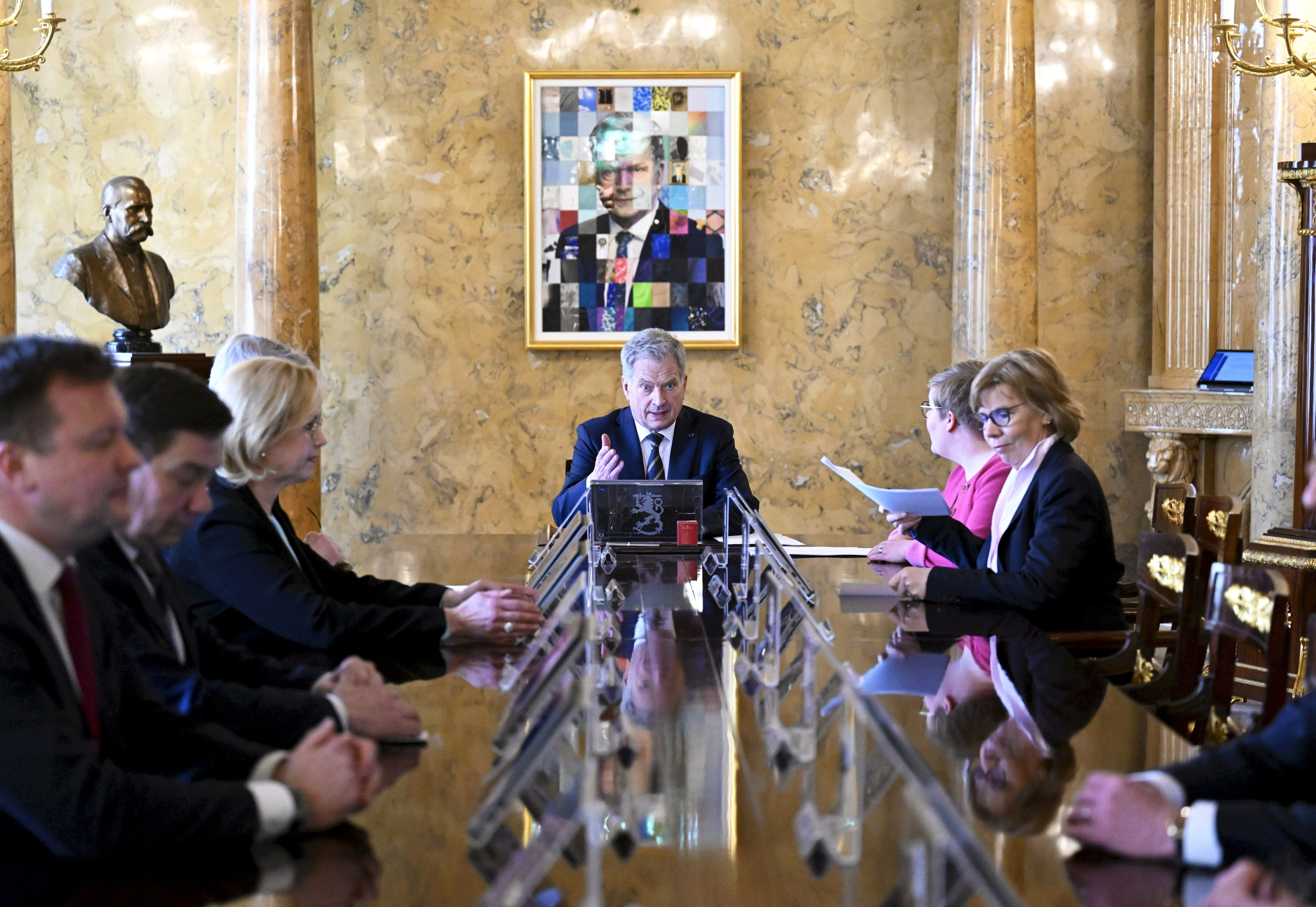 ニーニスト大統領がフィンランドの国家 NATO 法に署名