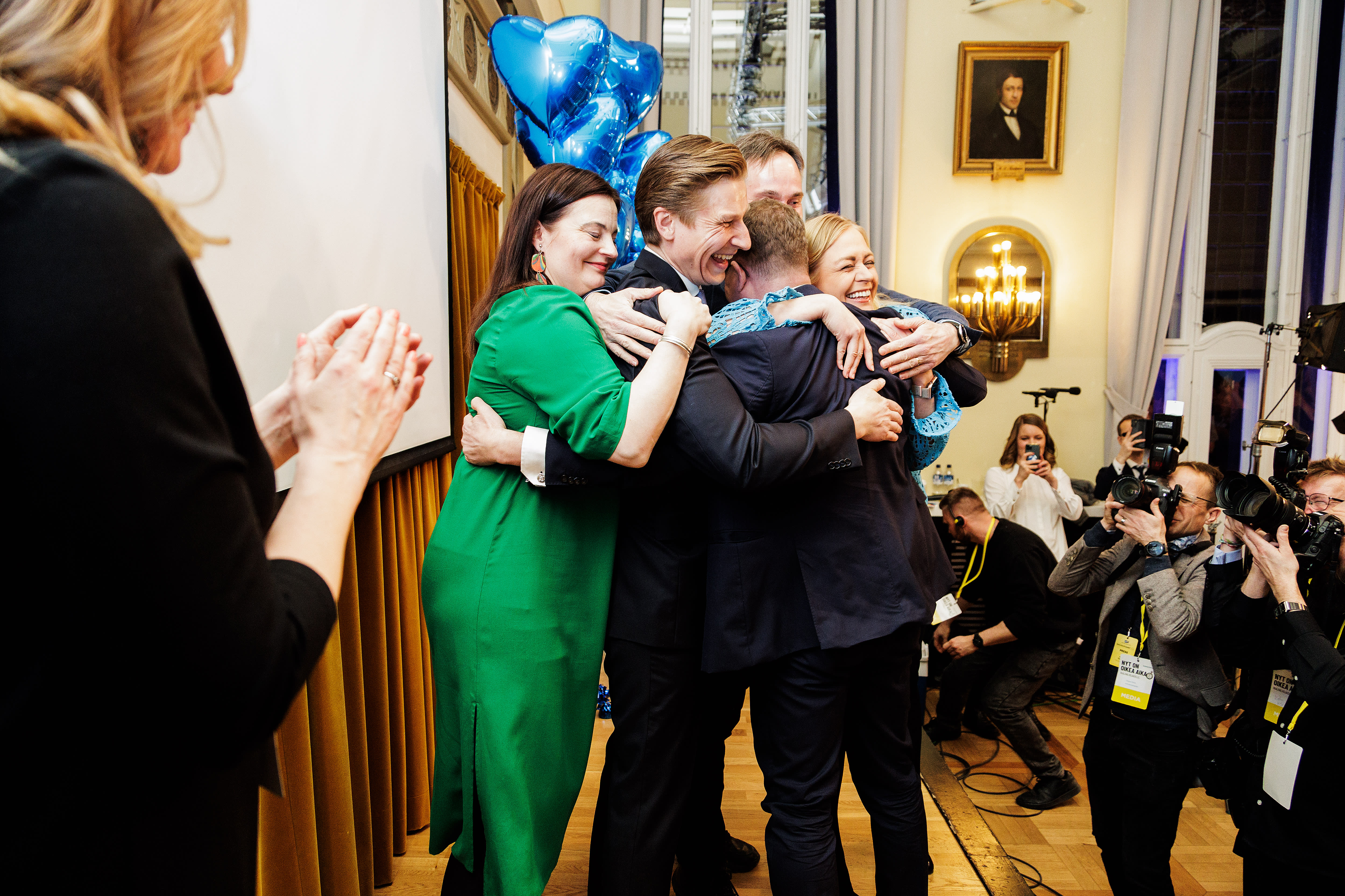 Blumen, Tränen und Hot Dogs: Finnlands historische Wahlnacht in Bildern