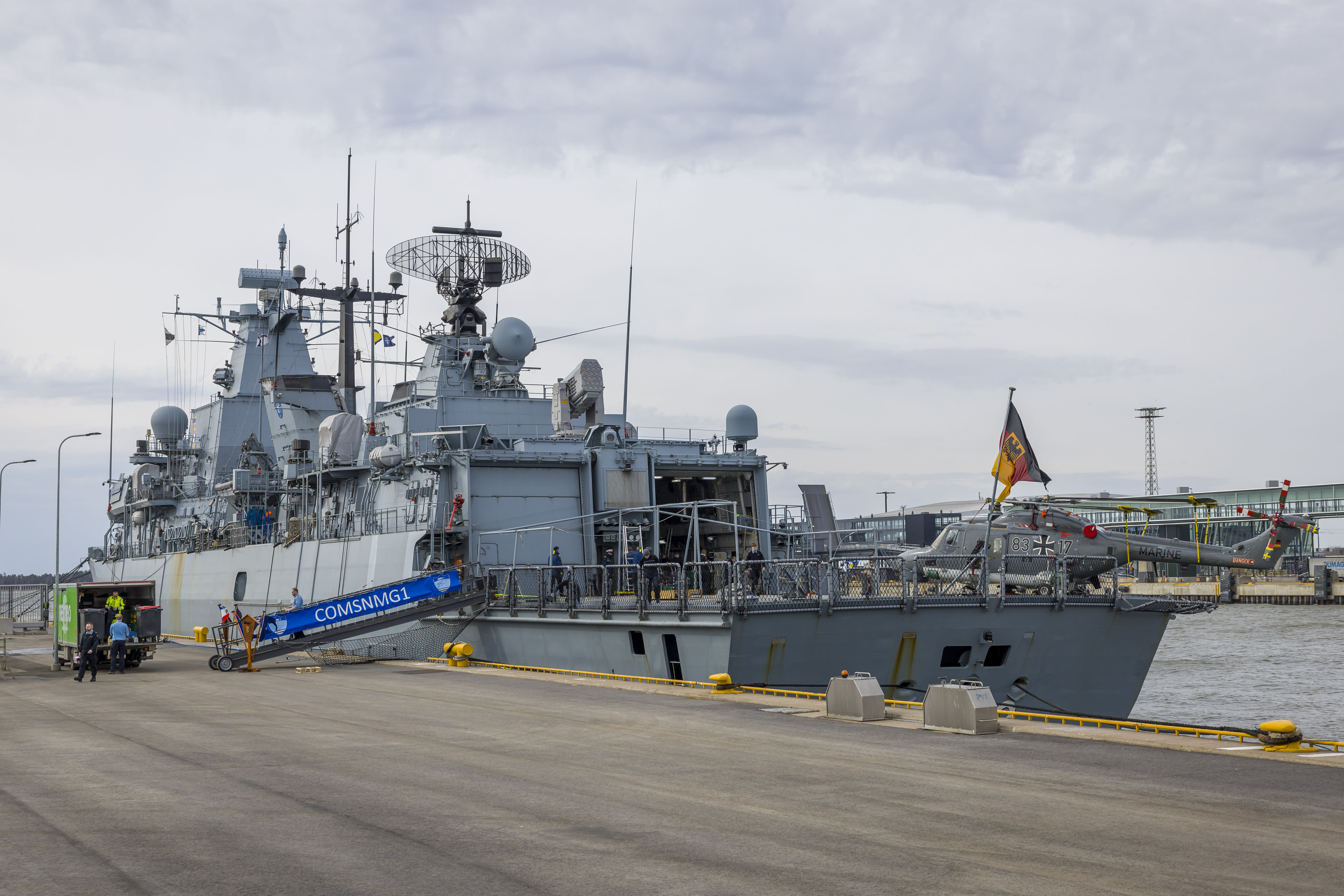 Siehe: Zum ersten Mal seit dem Beitritt Finnlands legen NATO-Schiffe in Helsinki an