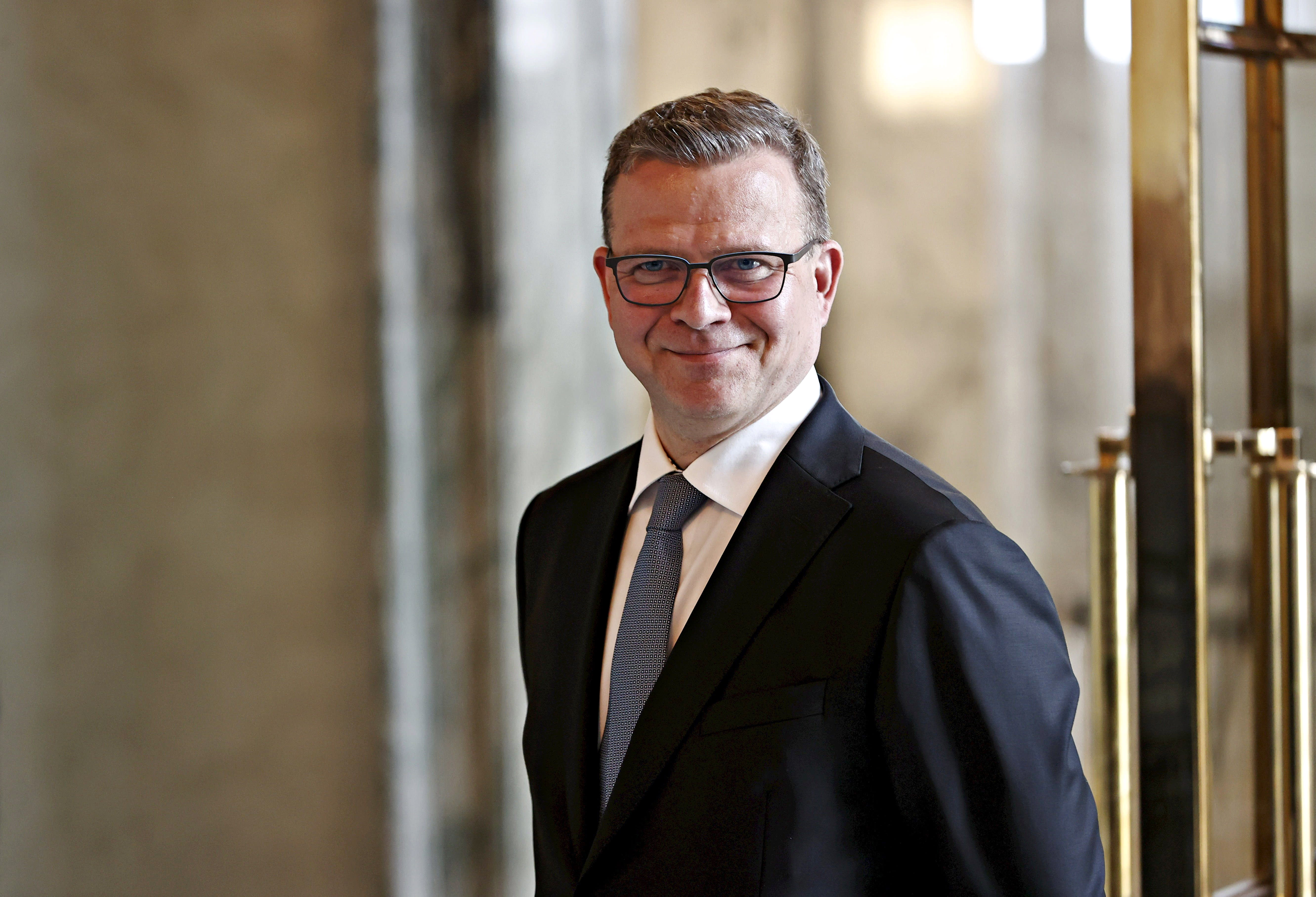Freitagsblätter: Verhandlungen, Nacktheit, das Spiegelbild des Präsidenten und eine helle Brücke