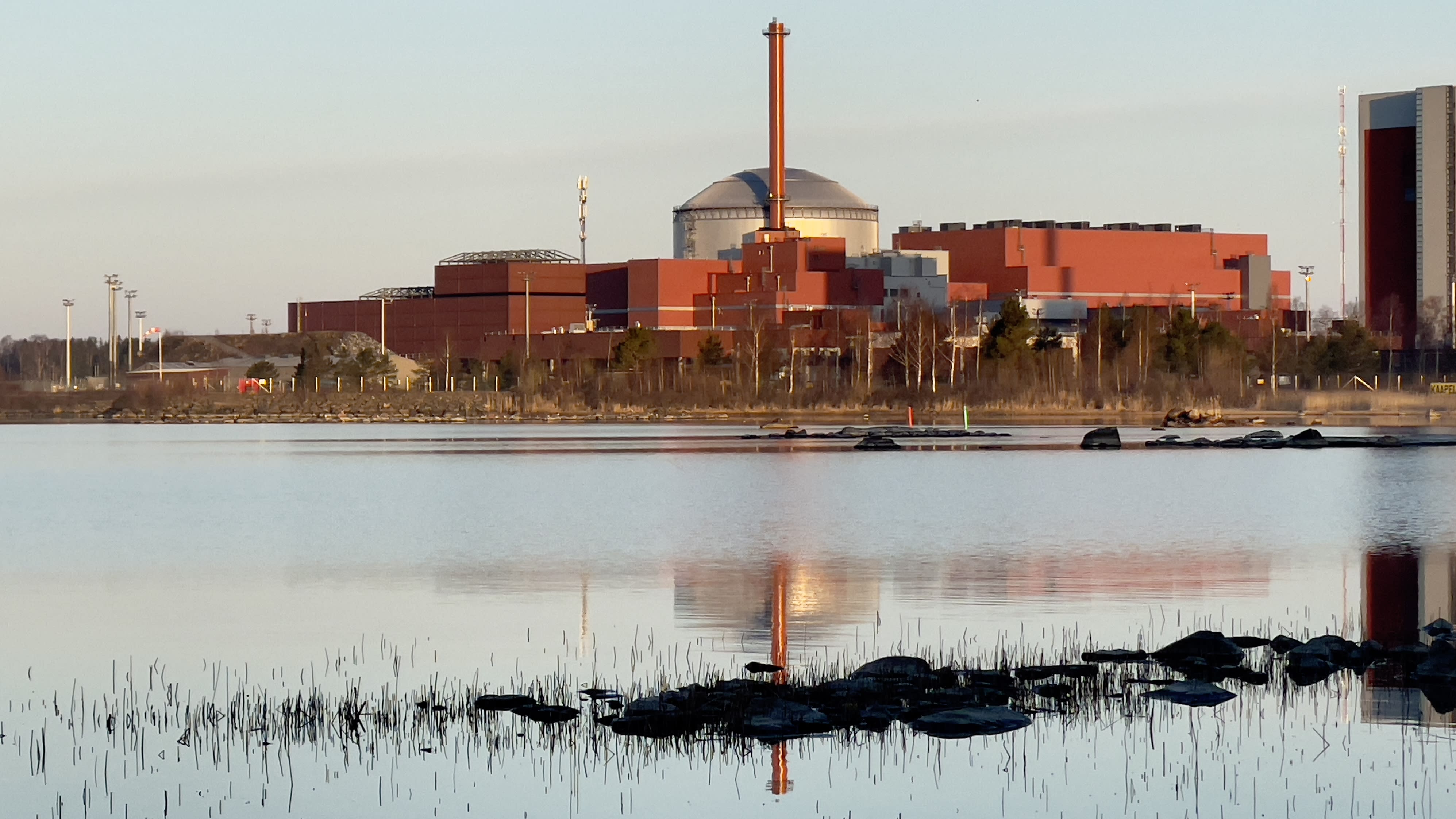 La planta de energía nuclear más nueva de Finlandia calienta el mar y daña la naturaleza