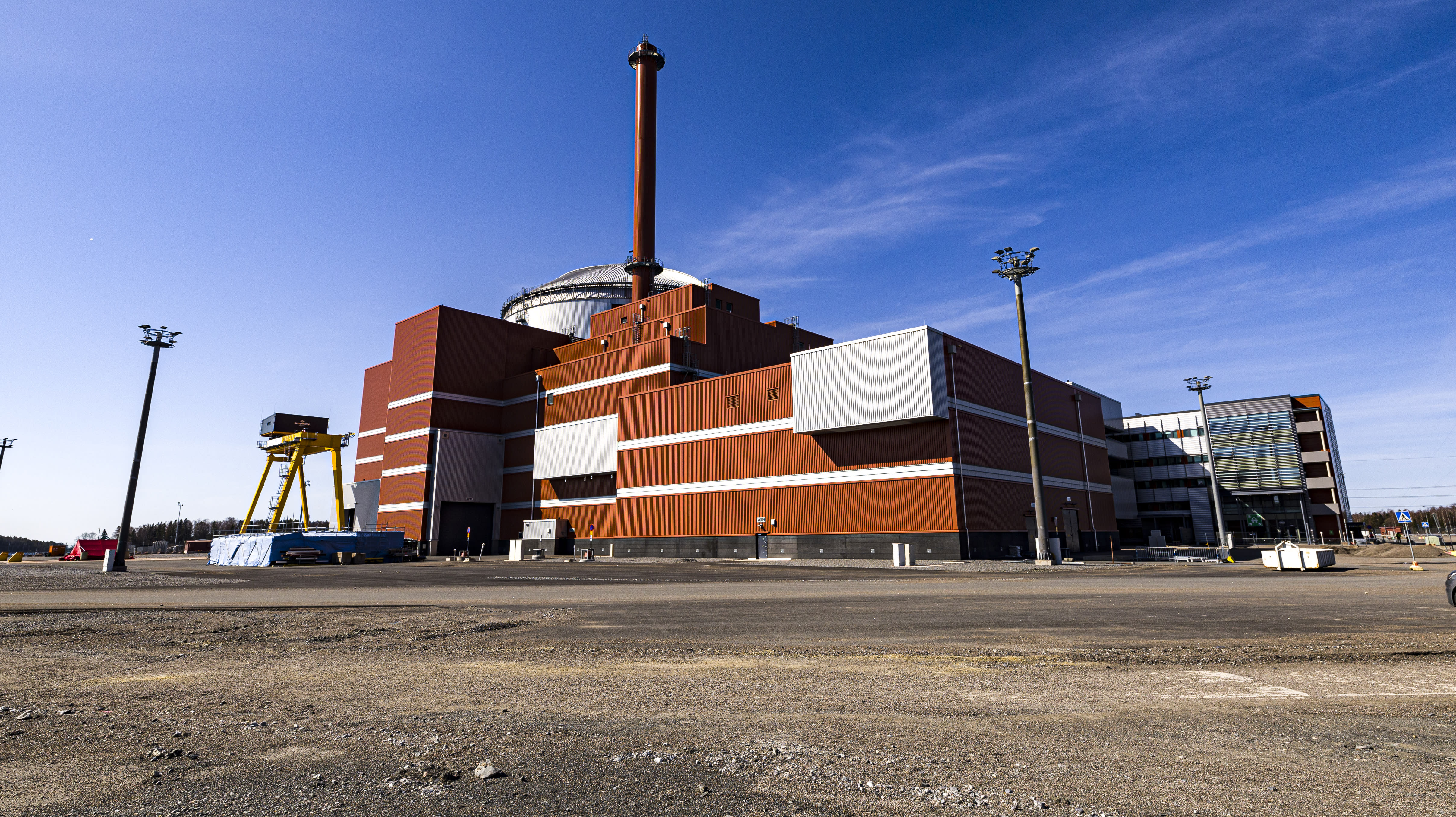 Производството на най-новата атомна електроцентрала във Финландия беше ограничено, защото електричеството е твърде евтино