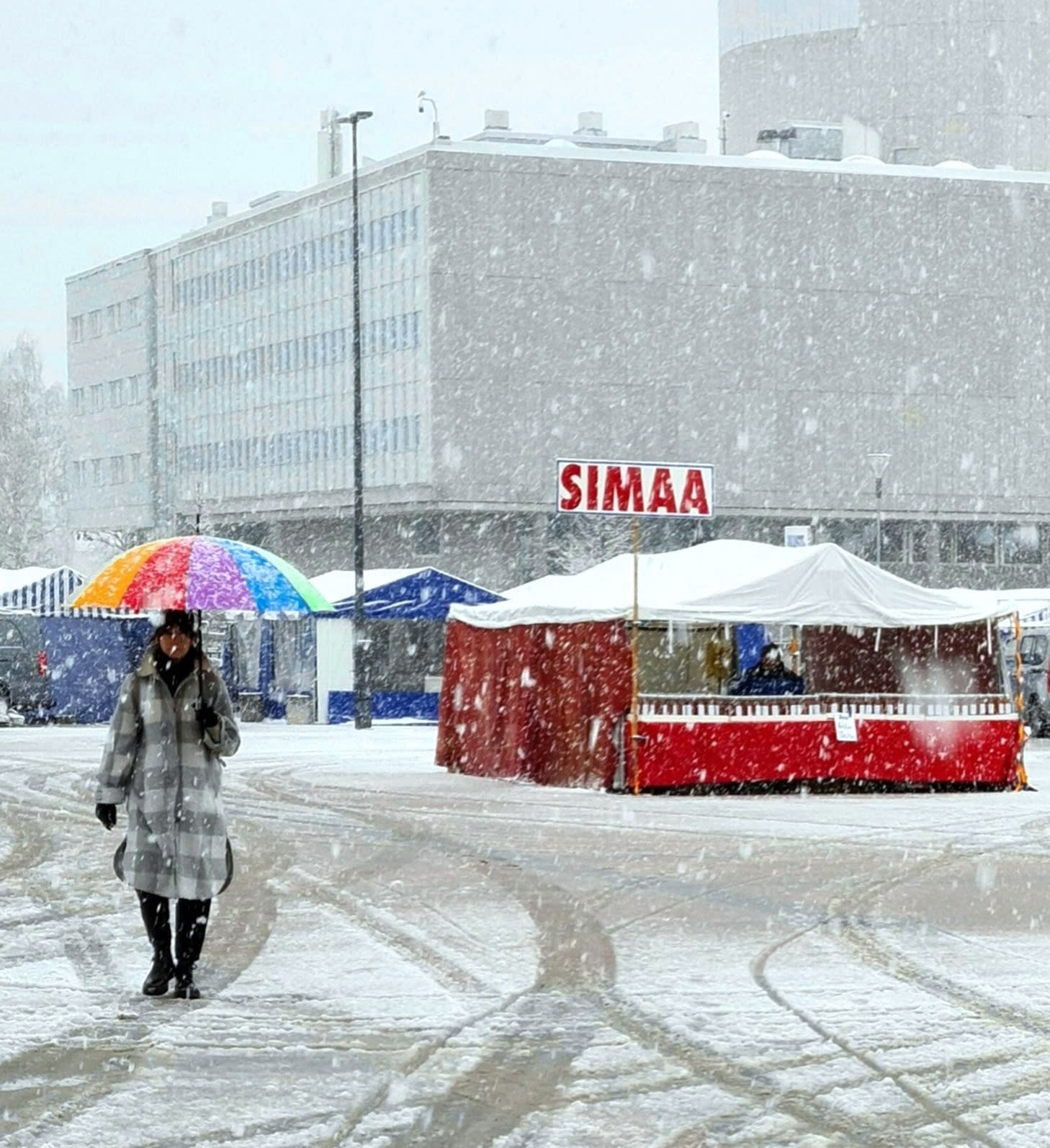 تستعد فنلندا للاحتفال بعيد العمال تقليديا ، في الصقيع والثلج