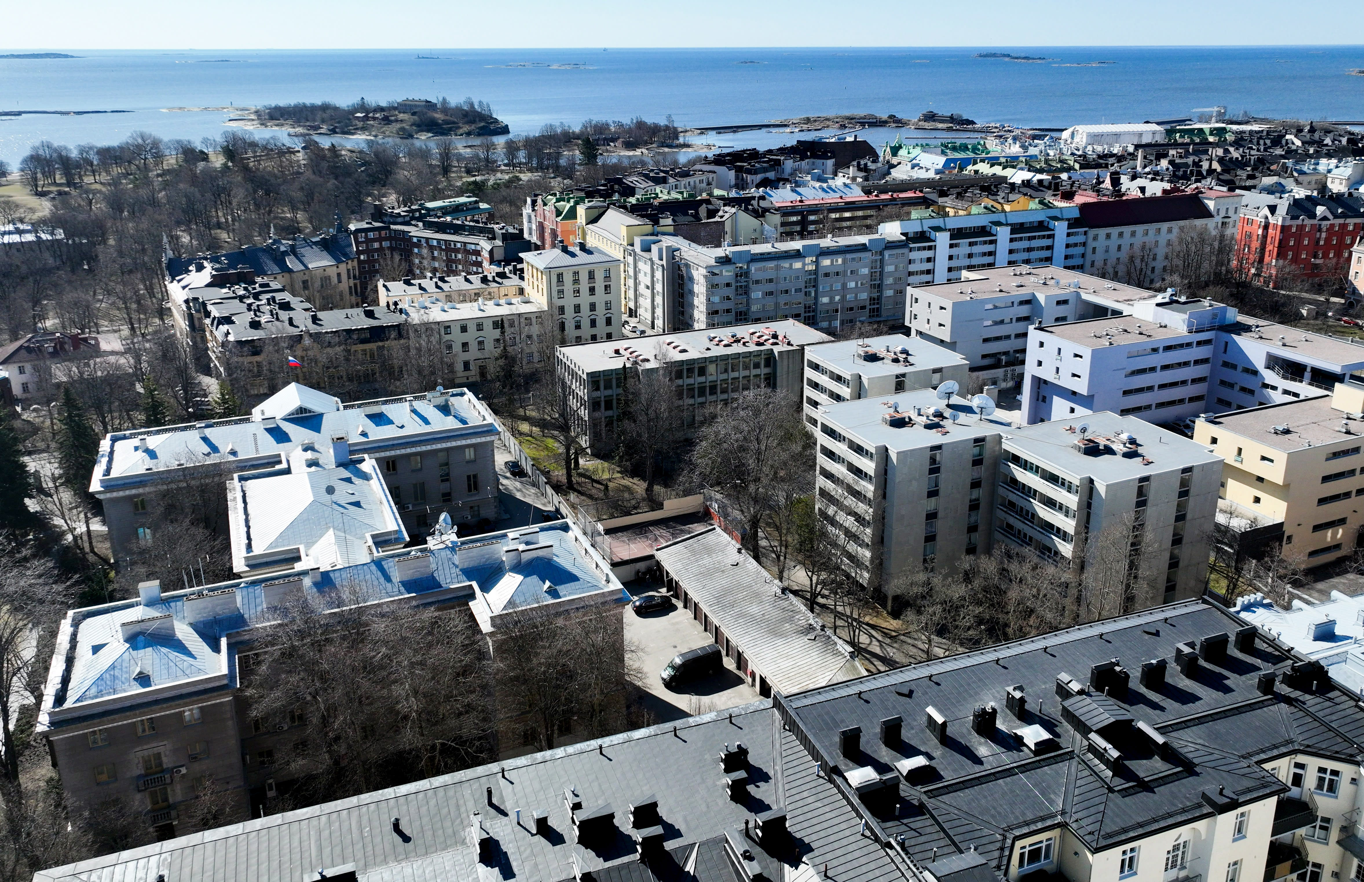 STT: Auf den Dächern der russischen Botschaft in Helsinki fotografierte Spionagegeräte