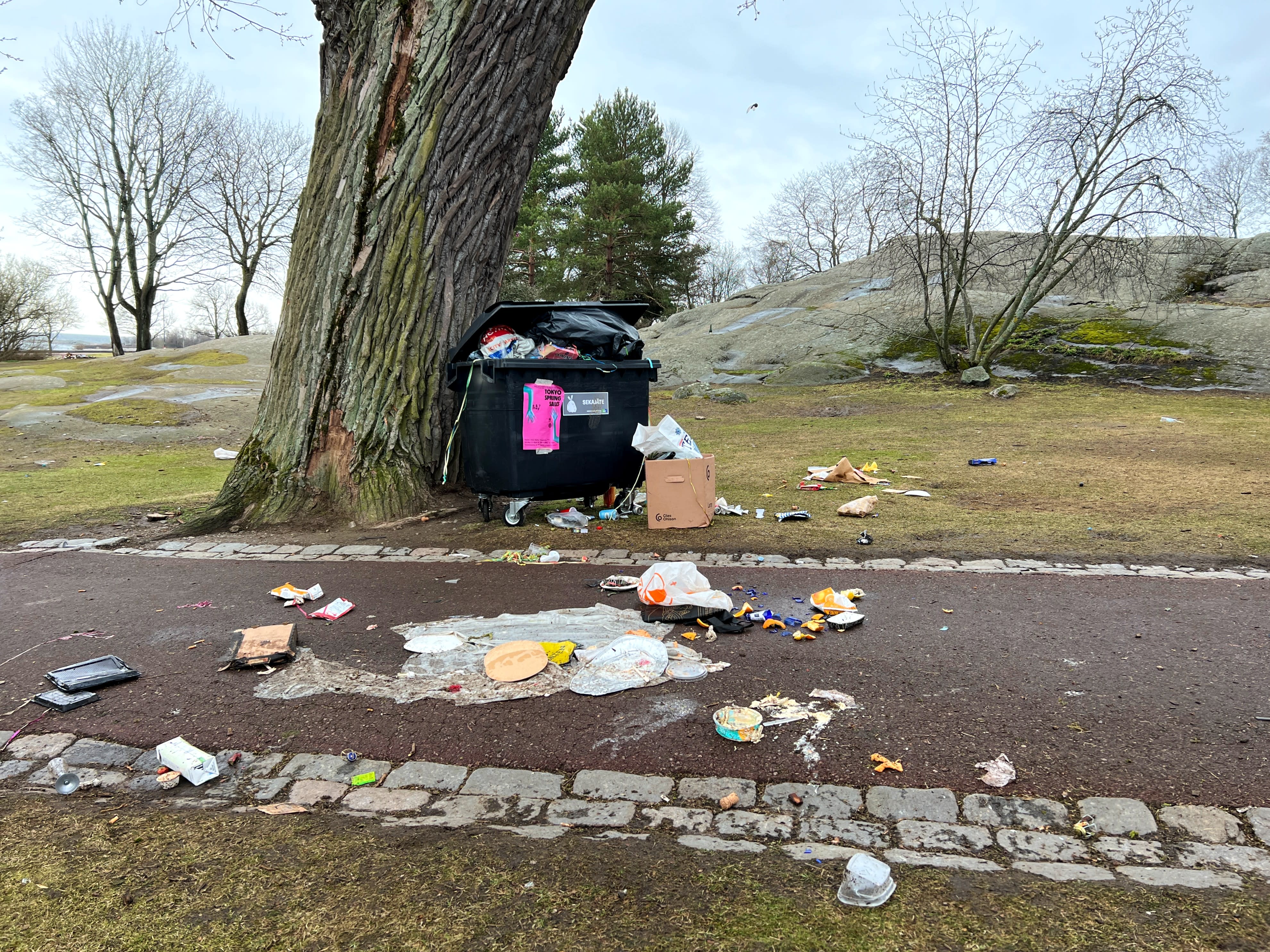 Taman popular di Helsinki yang penuh dengan sampah selepas sambutan Hari Mei