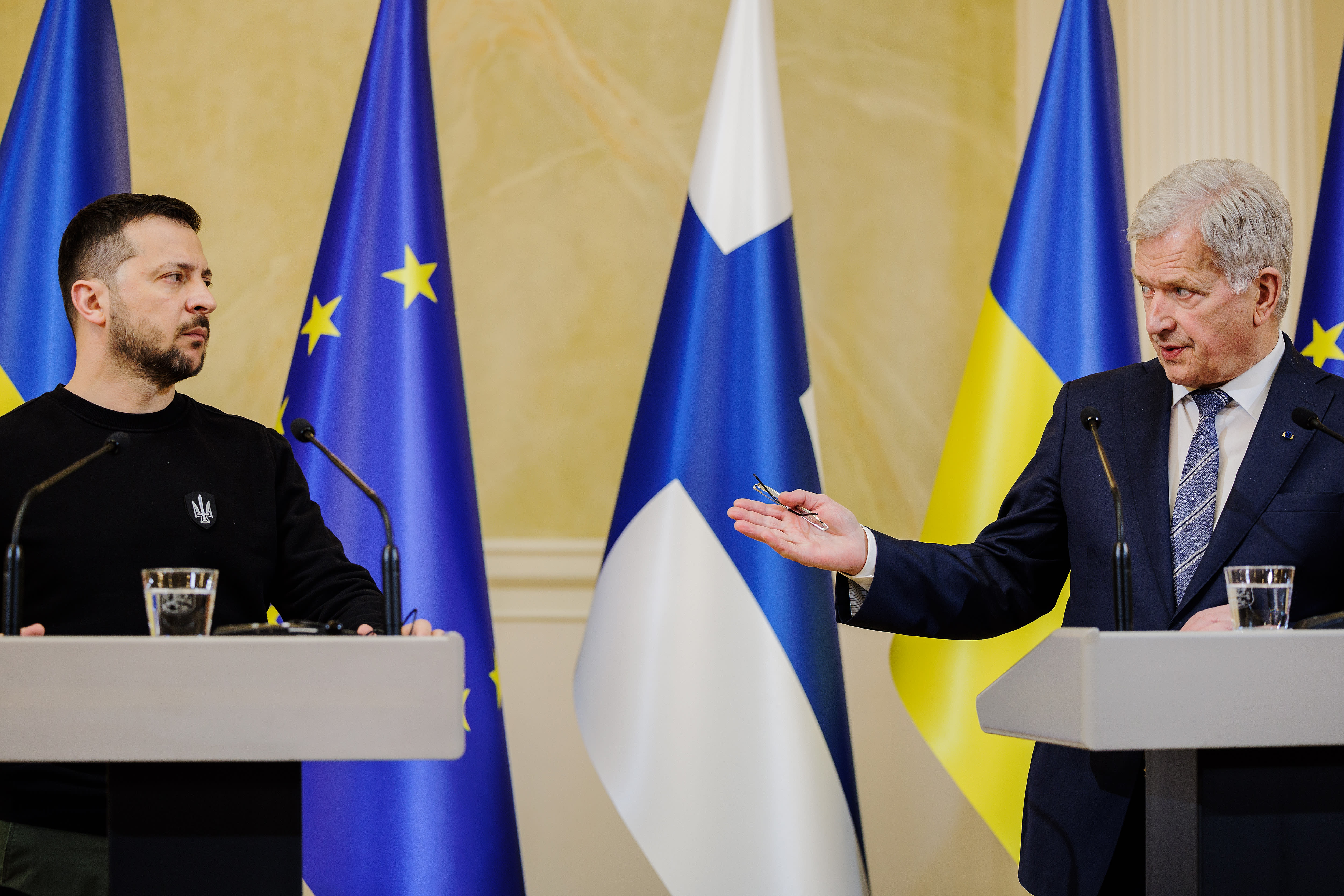 El presidente ucraniano Zelenski agradece a Finlandia por su continuo apoyo y exige más armas