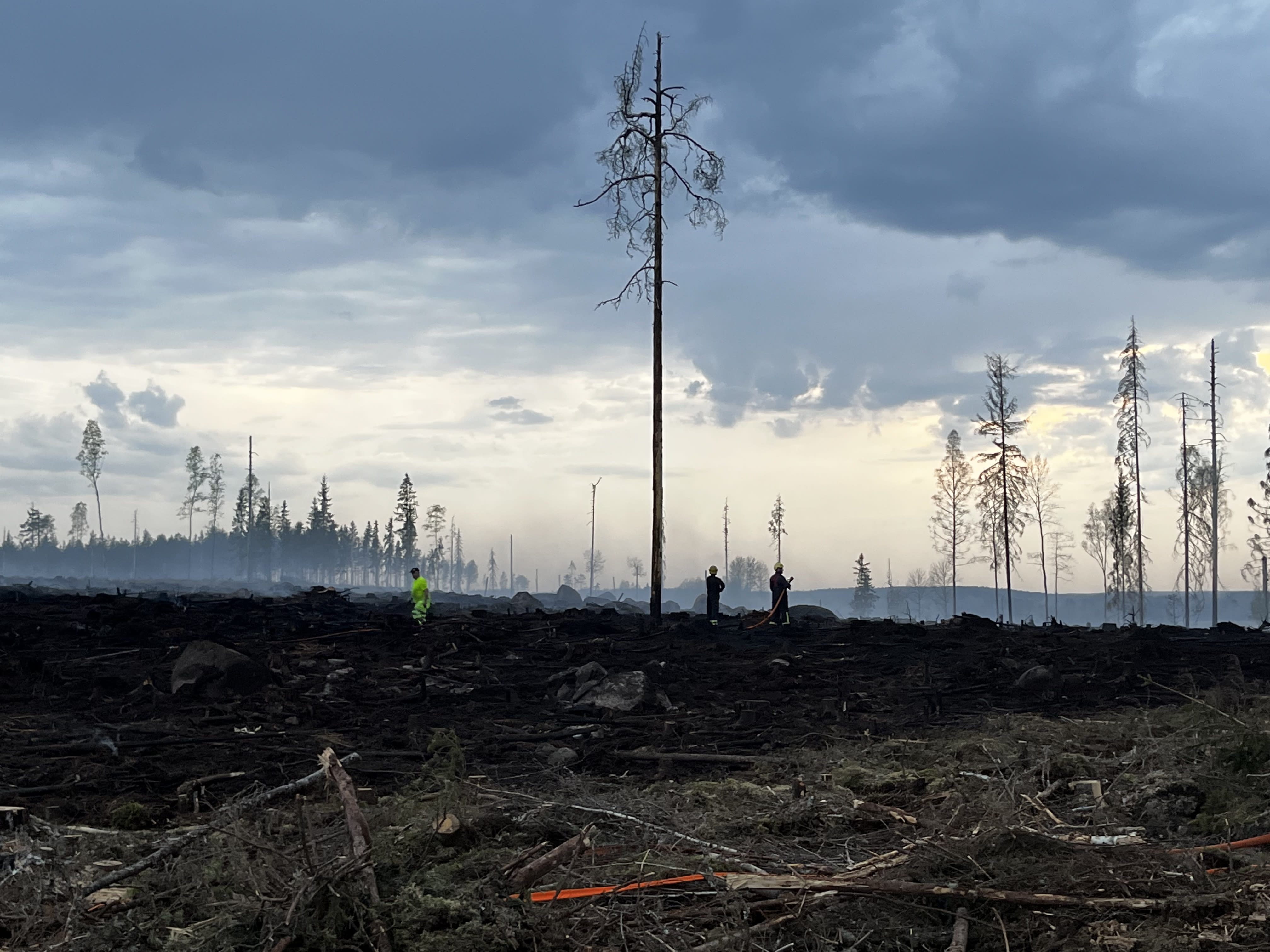 The Fire and Rescue Service extinguishes wildfires in various parts of Finland this weekend, the Meteorological Department extends fire warnings