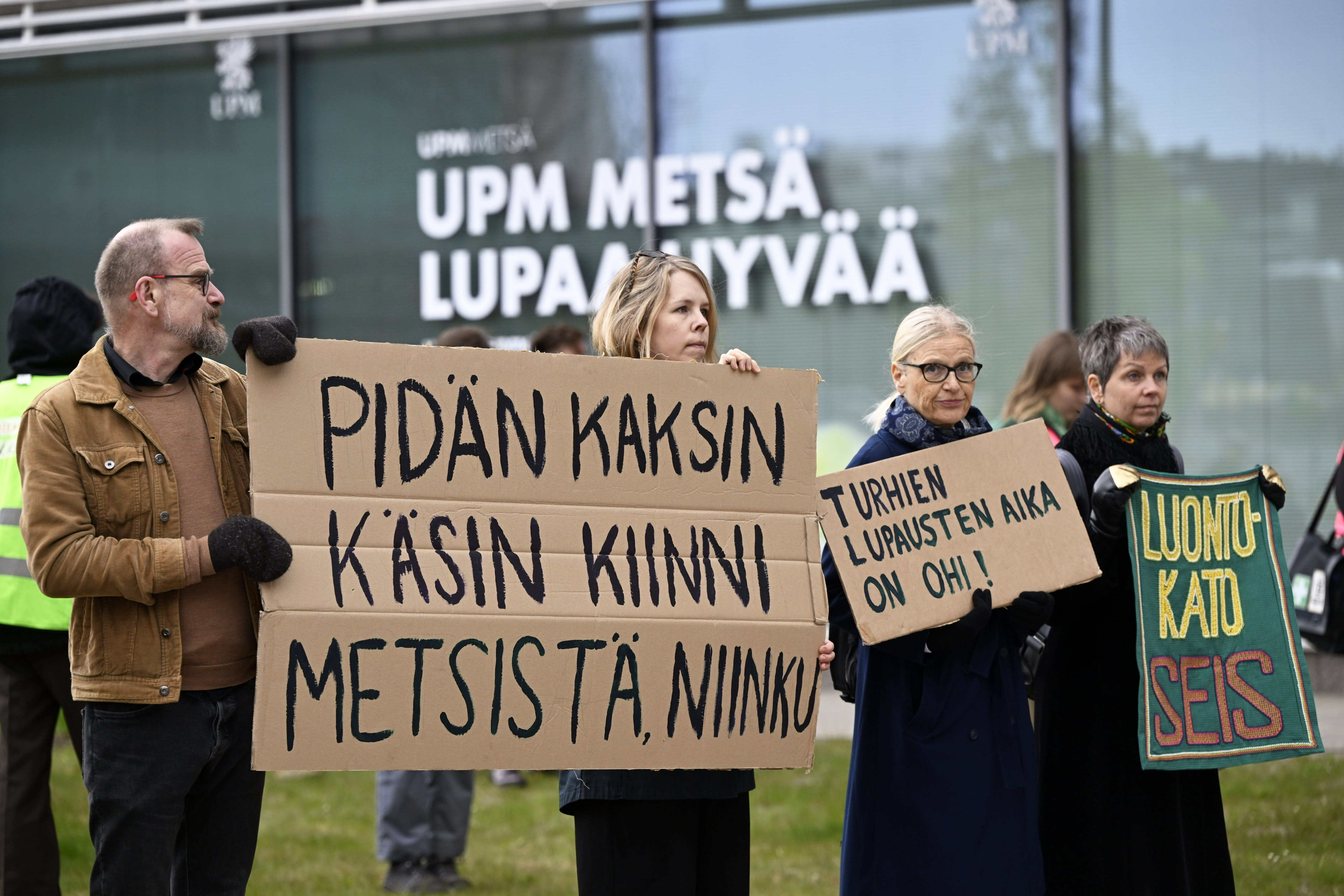 Klimaaktivisten blockieren den Zugang zum Zellstoffwerk von UPM und fordern ein Ende des Greenwashing