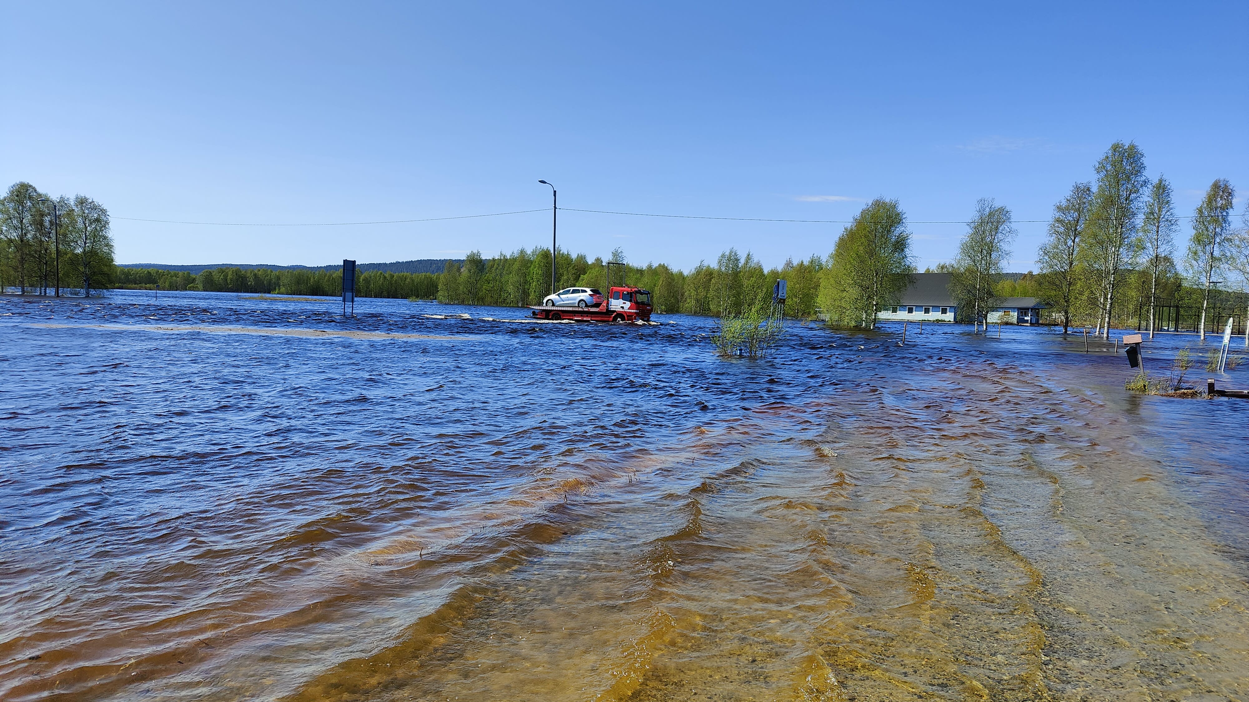 In Westlappland waren weiterhin Straßen und Felder überschwemmt