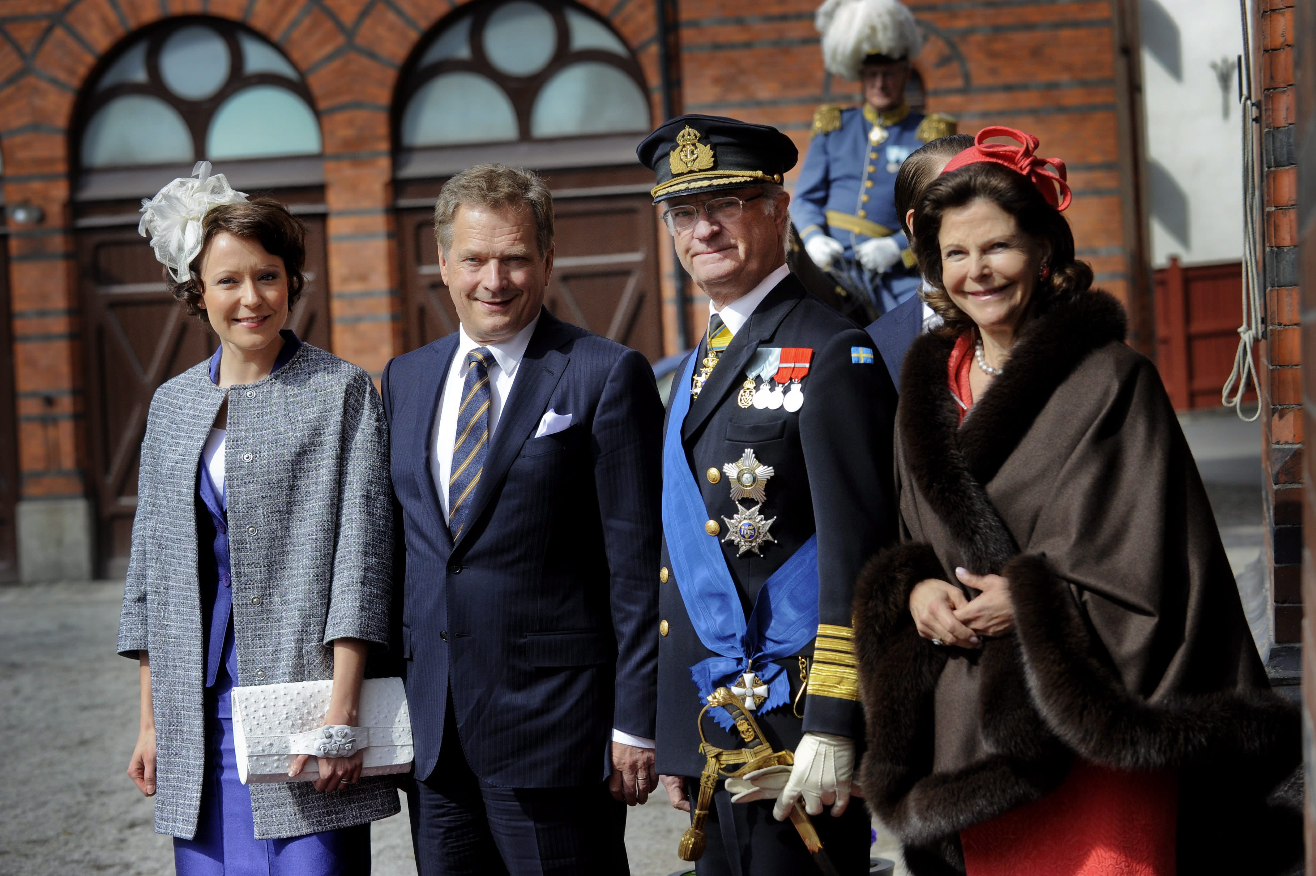 La pareja presidencial de Finlandia para el 50 cumpleaños del rey de Suecia