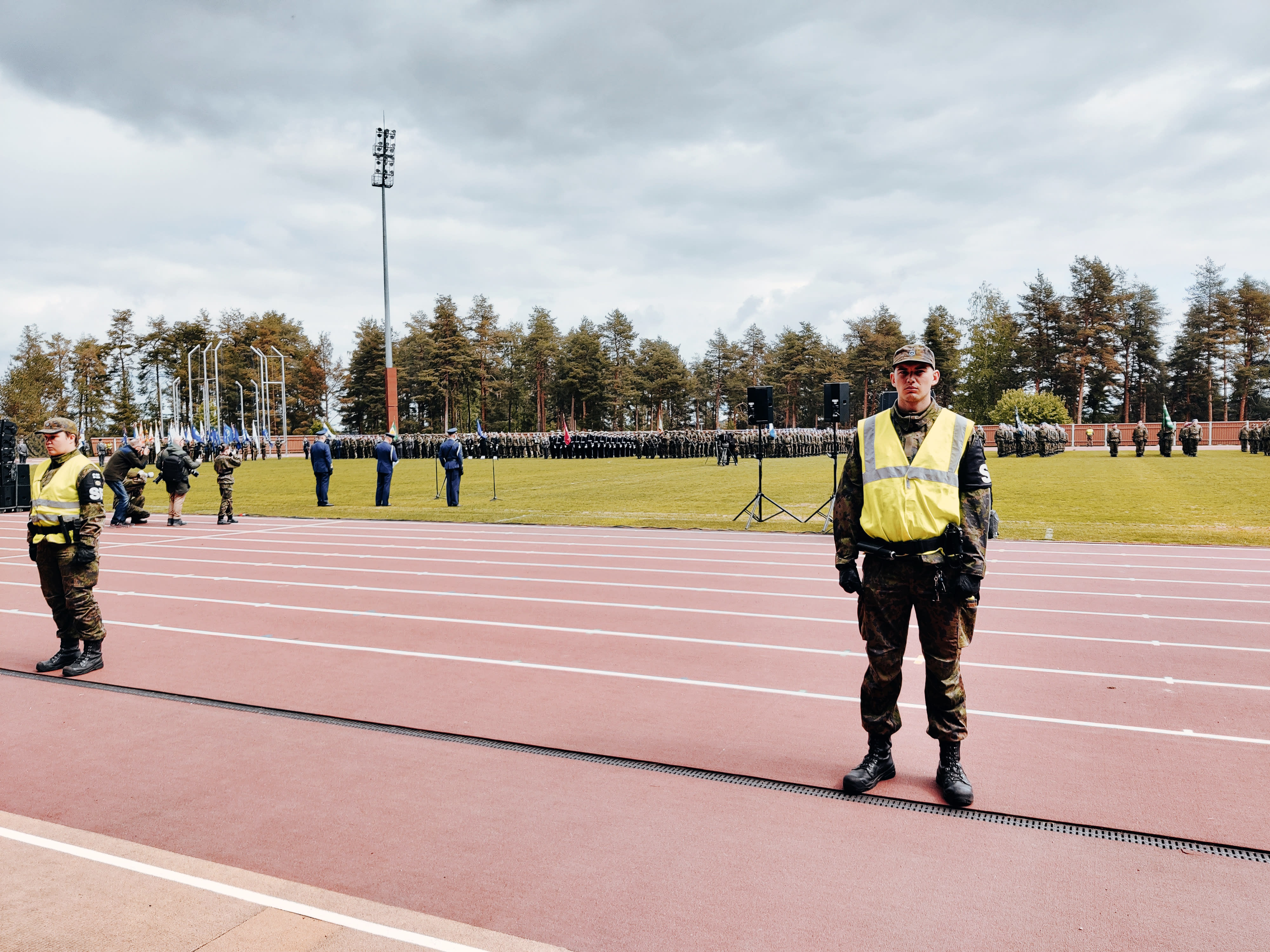 انظر: فنلندا تكرم قوات الدفاع في موكب يوم العلم